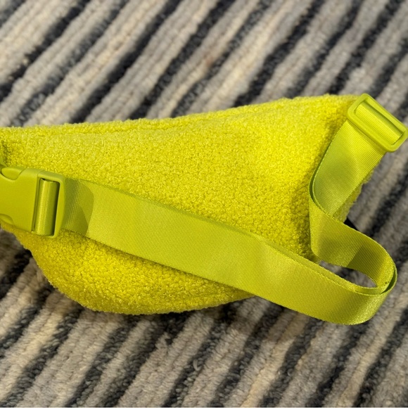 NWT! Crayola x Kohl’s Fanny pack, yellow/green. - Picture 6 of 10